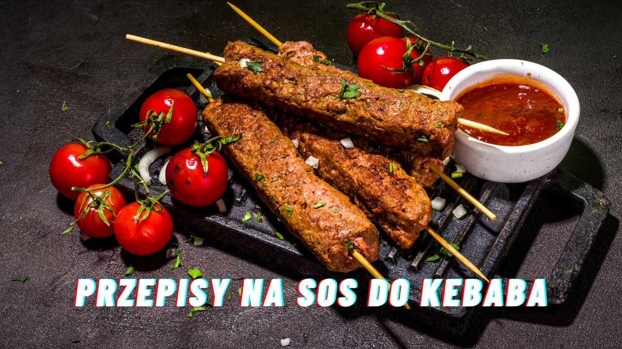 4 kawałki kebaba na leżące na metalowym ruszcie obok sosu pomidorowego ostrego