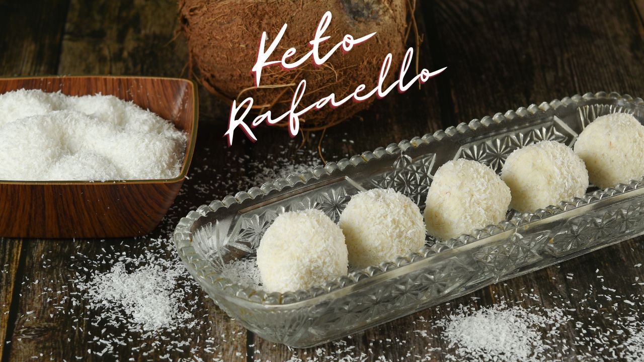 5 kulek ketogenicznych rafaello wyłożonych na miseczce opsypanych wiórkami kokosowymi