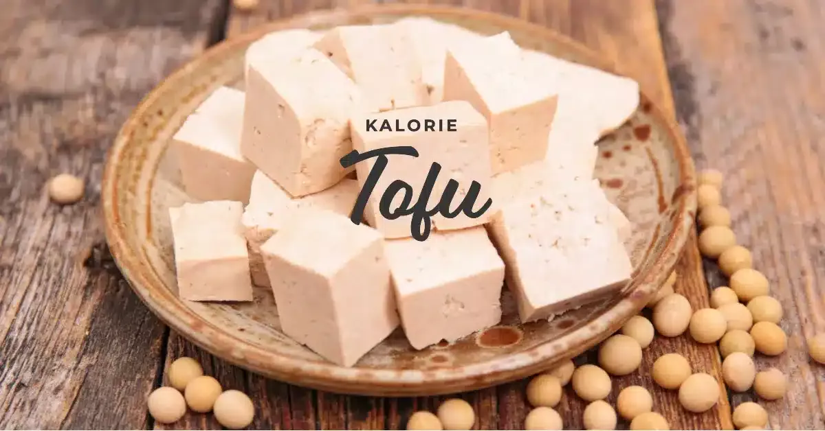 kilka kawałków naturalnego tofu na talerzyku