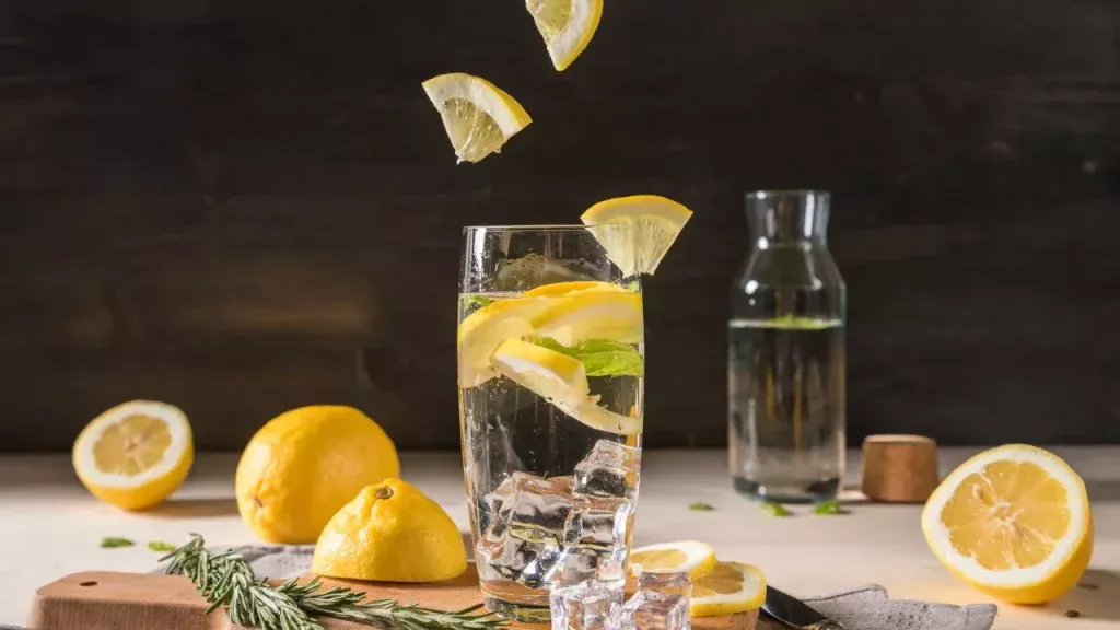 szklanka wody z cytryną i lodem
