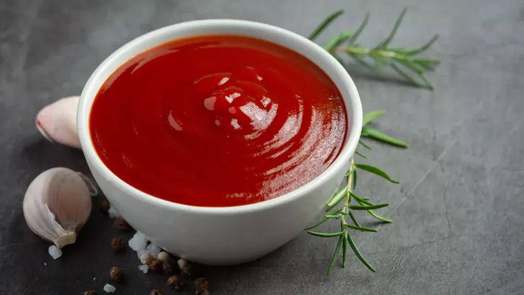 ketchup ketogeniczny w miseczce